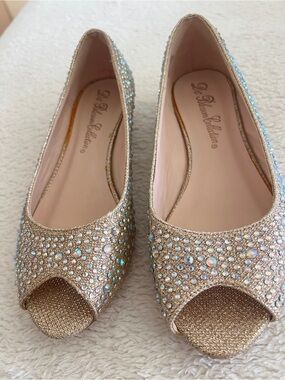 De Blossom Collection champagne color sparkly dress shoes size 6